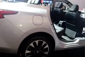 实拍日产蓝鸟展车，车身结构发动机和内饰全都切开给你看