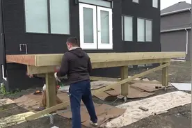 自建现代设计感的木质露台：下设储藏室，玻璃做围栏！视频封面