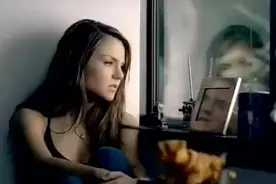 一首在高中校园就听到的英文单曲，终于找到了MV版！