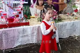 越南小女孩婚礼上唱歌视频封面