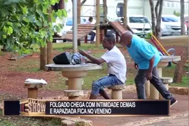 巴西恶搞-光头背后偷吻路人-假装认错人-路人很愤怒视频封面