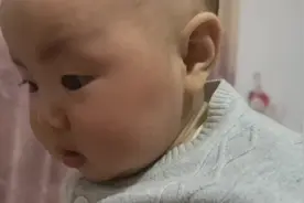 妈妈逗宝宝又想哭又想笑，太搞笑了宝宝，可爱的很呀！给大家见笑
