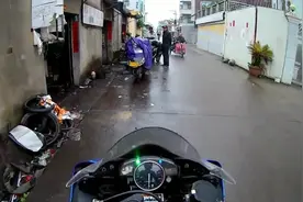 农村小伙花两万买一台雅马哈R6，迫不及待就到街上骑两圈