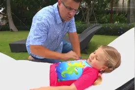 傻儿益智：外国爸爸哄女孩睡觉！很温馨！视频封面