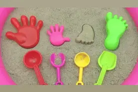 趣味玩沙子 用模具铲子做出手掌和小脚丫