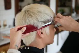 小伙子将刘海剪齐平，抹上发蜡造型后，看着帅气又个性！