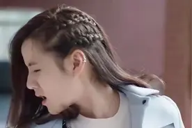 90后女生打架都有这样吗？扇耳光揪头发,俩美女扭打在一起！视频封面