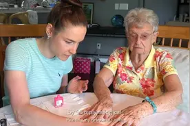 美甲视频教程：给我奶奶涂指甲油，她老人家很喜欢！