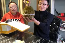 农村小伙网购啥水果这么臭？花50元买巴掌大榴莲，看完你觉得值吗