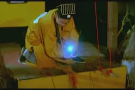 看看林正英是怎么放孔明灯的