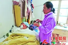 孝顺女儿照顾瘫痪父亲37年，坚信未来会好起来图片