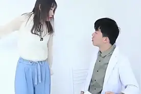 女孩自称跟医生是同村，医生却让她去排队，结局令人意外！视频封面