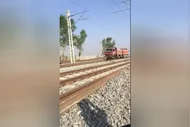 火车道上跑汽车，牛逼！视频封面