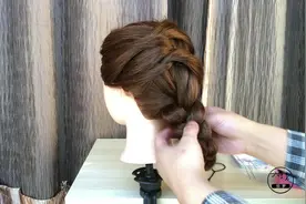 50岁女人春天扎什么样的发型才好看，这款唯美伴娘造型，简单大气视频封面