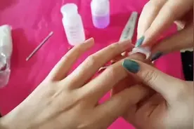 甲油胶卸不掉，教你在家轻松卸，省去去美甲店的钱在家自己动手！