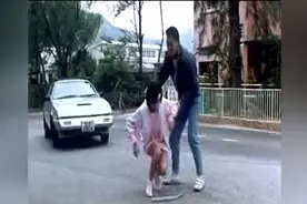 男子被美女开车撞了，装可怜想让美女帮他做人工呼吸，结局贼搞笑视频封面