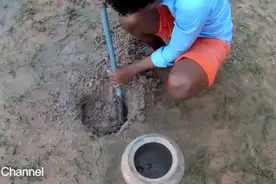 抓螃蟹神技，河边挖个洞，螃蟹自动往里钻！视频封面