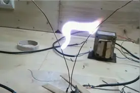 微波炉变压器放电，为什么是绿色火花