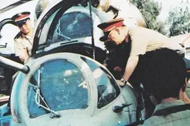 从对抗到获得，中国的苏制米-24“雌鹿”武装直升机从何而来？视频封面