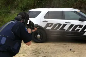 国外警车的防弹性能有多霸气，用M4A1试试看才知道