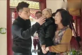 奥运冠军王皓带儿子回东北老家，儿子一口东北腔逗笑全家！视频封面