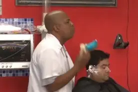 巴西恶搞-光头为顾客刮胡子时大声唱歌剧-笑的我肚子疼视频封面
