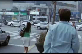 姑娘背影太美，小伙追了一路就想看她长相，不想看清后直接被吓跑视频封面