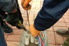 一根线管穿39根6平方导线，把哥儿几个累的半死，设计的太不合理视频封面