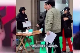 张丹峰“6连否认”后首现身，毕滢仍贴身照料，又有新瓜了？视频封面