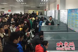 节后河南首场大型招聘会上演 求职者排队挤爆富士康图片