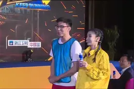 baby边喝酸奶边撕名牌，玩得那么大视频封面