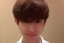 #蔡徐坤 中分发型，统一向前夹卷，向后抓纹理，关注我分享更多造型