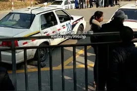 女学员违规操作考试车冲出护栏 事发时安全员不在车内图片