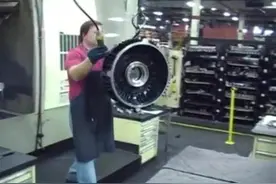 在生产车间看大型电动机生产流程