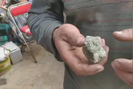 收废品时捡到一块不知名金属石头，细看像银子，网上都查不到视频封面