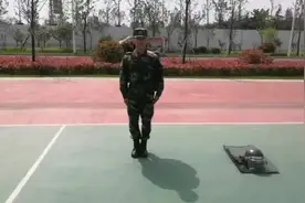 战友，还记得紧急集合打背包吗？是不是要带很多东西？那么武警小哥哥背囊里都装了些什么呢？（徐州/陈东、张正宗）