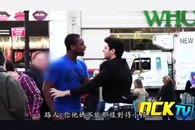 白人夫妇当街暴打孩子，路人的反应令人感动，可当黑人打孩子时？图片