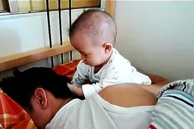 宝宝叫爸爸起床，婴儿叫声是全世界最可爱的声音图片