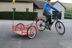 有了这个简易车厢，自行车也能拉不少行李！