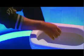 上厕所接电话,手机不小心掉进马桶,捡回来的方法绝了!视频封面