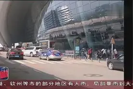 吴圩国际机场接送站平台违规停车，民警提醒驾驶员要规范停车