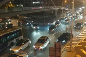 带你看看北京的晚高峰，在东三环很繁华的地段，有你想象的堵吗？视频封面