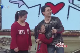 看哭了！许久没见的父女在电视上团聚，女儿扑进爸爸怀里哭出声视频封面