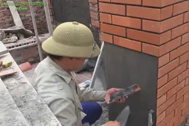 瓷砖怎么贴？装修师傅示范在柱子上贴瓷砖的工艺技巧