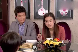 哥哥娶了漂亮媳妇，弟弟却拿着哥哥的名片泡妞，被拆穿只好傻笑了视频封面