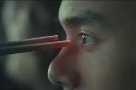 老大验手下手端开水一口喝下，用烧红的铁棍彭于晏眼睛都没眨一下