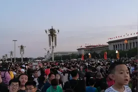 看了这个视频你就知道，应该几点去北京天安门看升旗最合适了