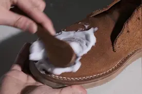 翻毛皮的鞋子能水洗吗？鞋店老板教你保养绒面皮鞋的方法和步骤！