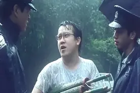 小伙带着三把鬼伞出门，下雨天却不能撑伞！警察大哥都看不下去了视频封面