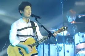 陈楚生，许巍巡演现场，万人大合唱《曾经的你+蓝莲花》！视频封面